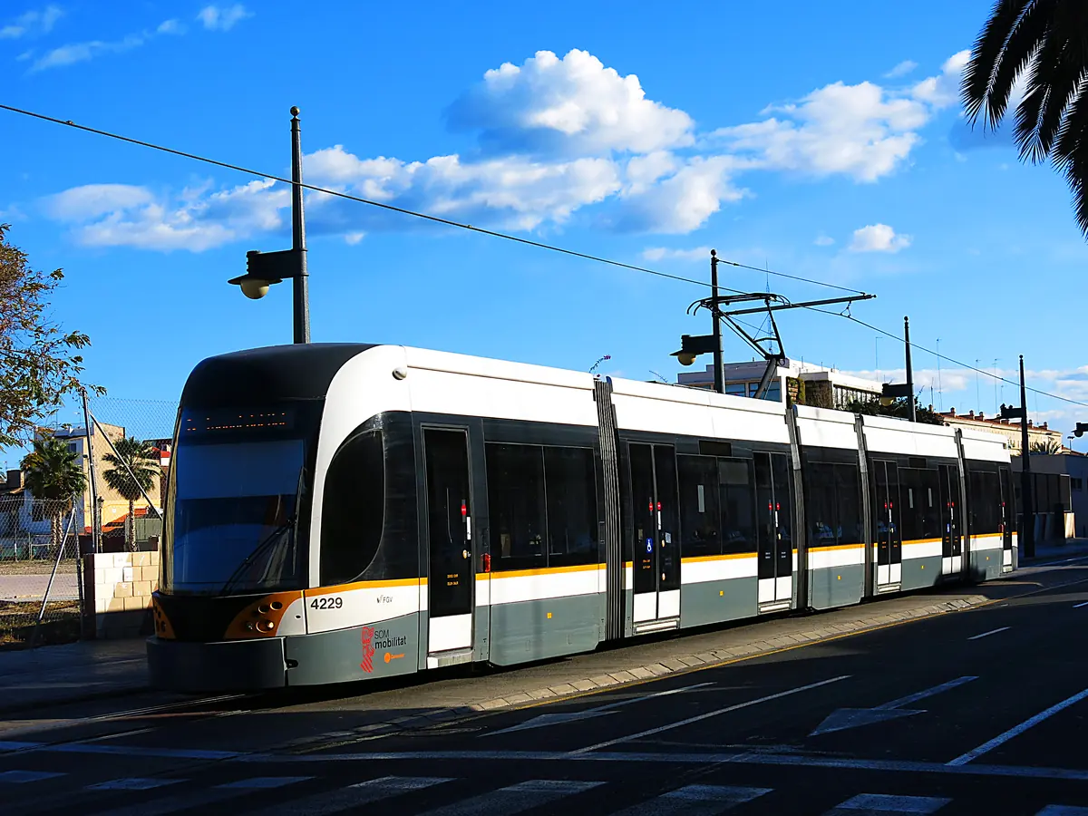 Tramvaj ve Valencii na Carrer del Doctor Lluch v Cabanyalu pod modrým nebem